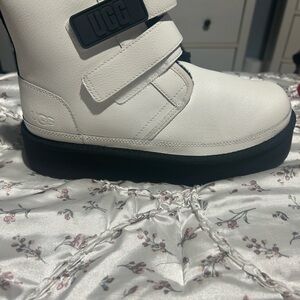 UGG women’s 6 White Boots
